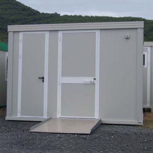Bloc sanitaire PMR neuf avec WC PMR, lavabo PMR, WC standard et lave-mains